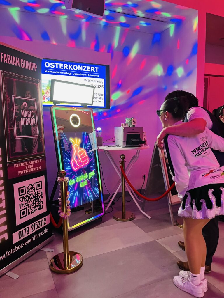 Magic Mirror Fotospiegel gemietet für ein Event mit Party-Beleuchtung.